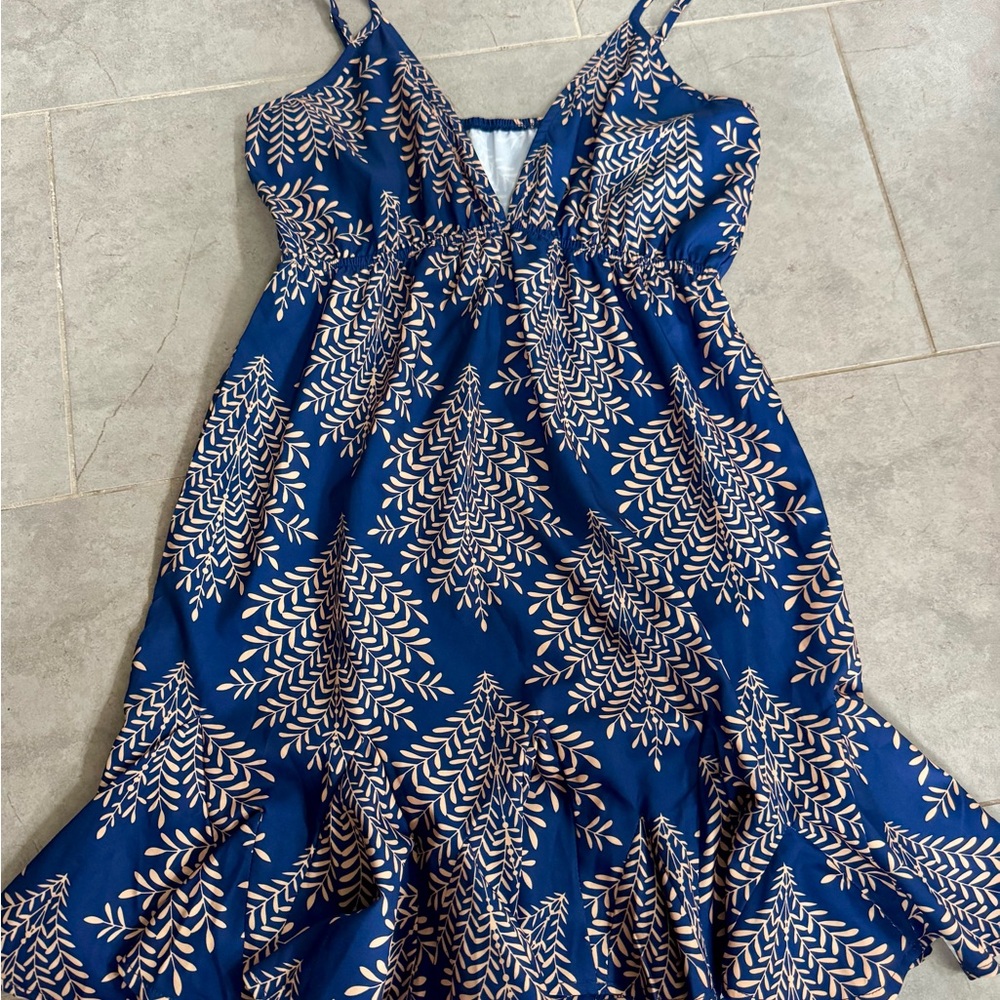 Elegant Blue and White Leaf Print Dress - Picture 2 of 3